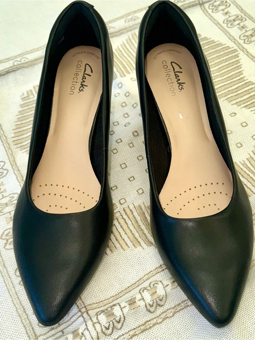 Black Pointed-Toe Pumps Leather 2. 2" heel